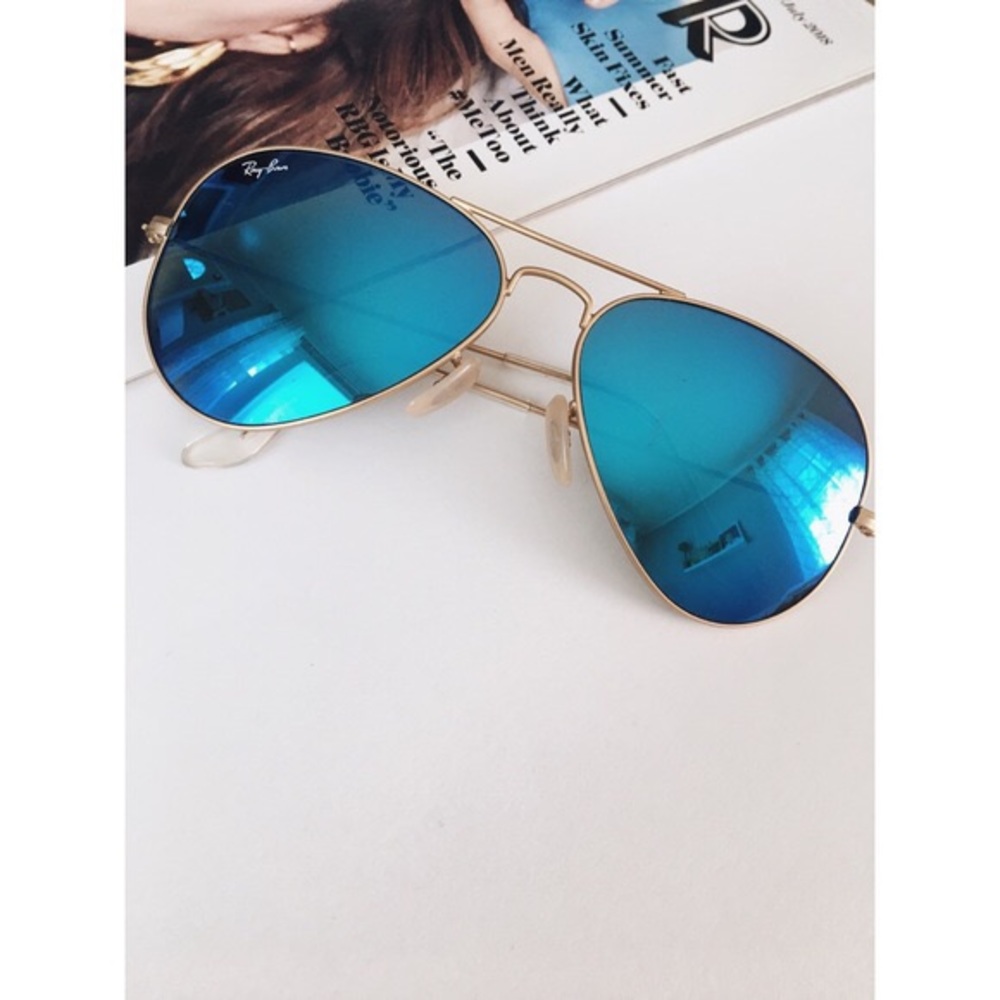 Blue aviator Ray Bans